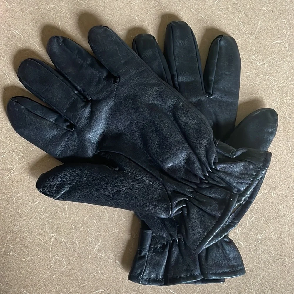 - Vintage leather buckle wrist gloves